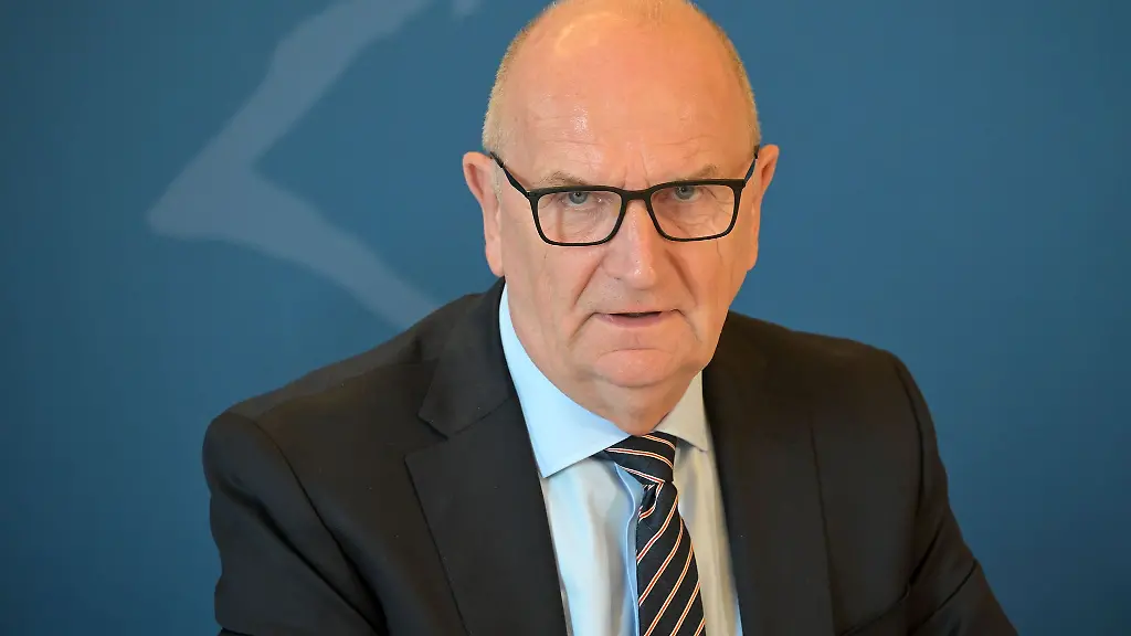Ministerpraesident-Woidke-findet-es-muesse-alles-dafuer-getan-werden-dass-die-Menschen-von-ihrer-Arbeit-gut-leben-koennen-und-Treibstoffpreise-ertraeglich-bleiben