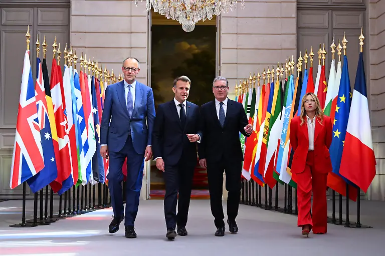 ARCHIV-17-04-2026-Frankreich-Paris-v-l-n-r-Der-deutsche-Bundeskanzler-Friedrich-Merz-der-franzoesische-Staatspraesident-Emmanuel-Macron-Premierminister-Sir-Keir-Starmer-und-die-italienische-Ministerpraesidentin-Giorgia-Meloni-waehrend-eines-Treffens-im-Elysee-Palast