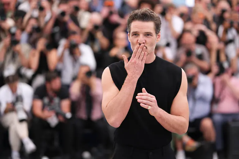 ARCHIV-17-05-2025-Frankreich-Cannes-Pedro-Pascal-posiert-fuer-Fotografen-beim-Fototermin-fuer-den-Film-Eddington-bei-den-78-Internationalen-Filmfestspielen-in-Cannes
