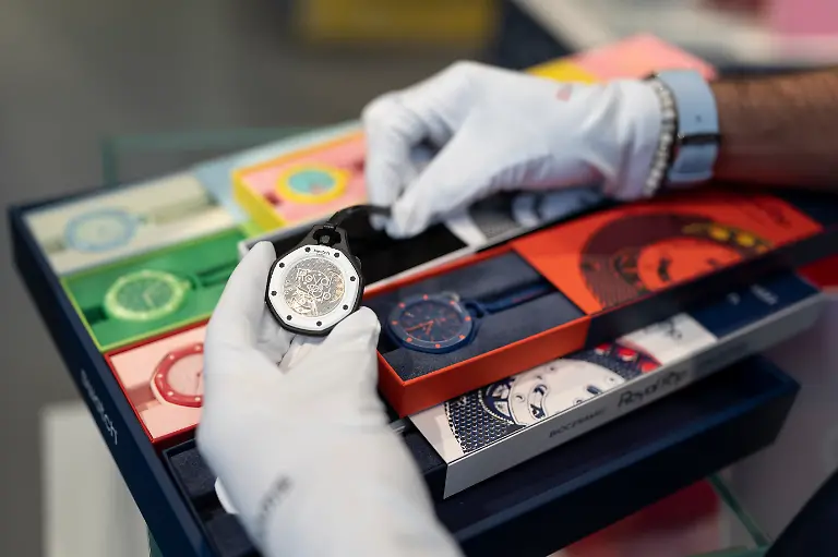 ARCHIV-16-05-2026-Schweiz-Zuerich-Ein-Verkaeufer-mit-weissen-Handschuhen-praesentiert-einem-Kunden-die-ersten-7-von-8-Modellen-zum-Verkaufsstart-der-neuen-Royal-Pop-Uhrenkollektion-aus-der-Kollaboration-zwischen-Swatch-und-Audemars-Piguet-im-Swatch-Laden-an-der-Bahnhofstrasse