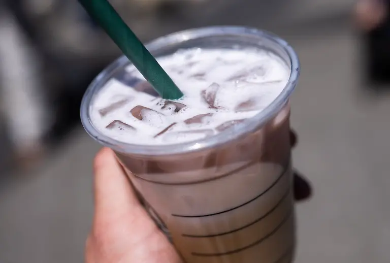 PRODUKTION-28-05-2026-Niedersachsen-Hannover-ILLUSTRATION-Ein-Mann-haelt-einen-Iced-Ube-Vanilla-Velvet-Latte-in-der-Hand-gestellte-Szene-Das-Trendgetraenk-schmeckt-nussig-suess-und-enthaelt-Ube-eine-philippinische-Yam-Knolle