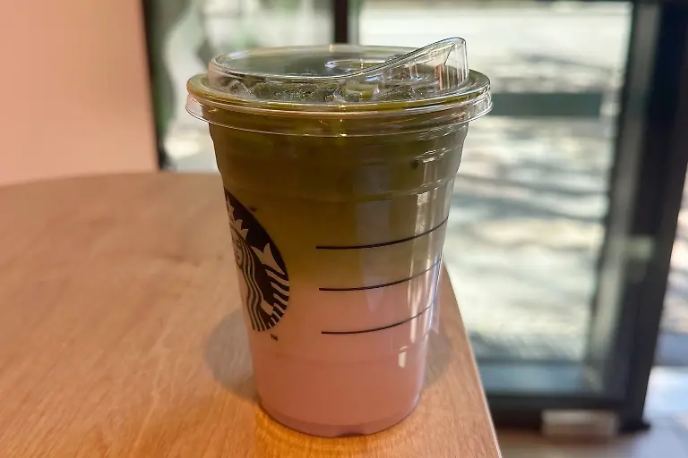 25-05-2026-Berlin-Ein-Iced-Ube-Vanilla-Velvet-Matcha-Latte-steht-in-einer-Berliner-Starbucks-Filiale