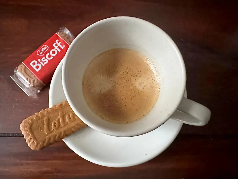 ARCHIV-15-11-2025-Berlin-Ein-Karamellkeks-von-Lotus-Biscoff-wird-zu-einem-Kaffee-gereicht-Trendprodukt-Karamellkeks-Was-frueher-an-dunkle-Winternachmittage-denken-liess-scheint-zum-Ganzjahresaroma-geworden-zu-sein