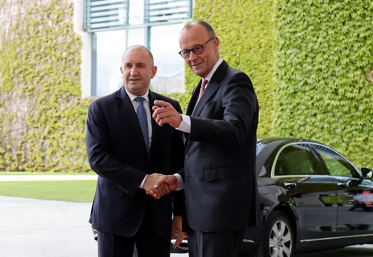 Rumen-Radew-Ministerpraesident-von-Bulgarien-Friedrich-Merz-Bundeskanzler-Deutschland-Berlin-Bundeskanzleramt-Bildtermin-bei-der-Begruessung-des-Ministerpraesidenten-der-Republik-Bulgarien-Rumen-Ravew-durch-den-BK-mit-militaerischen-Ehren