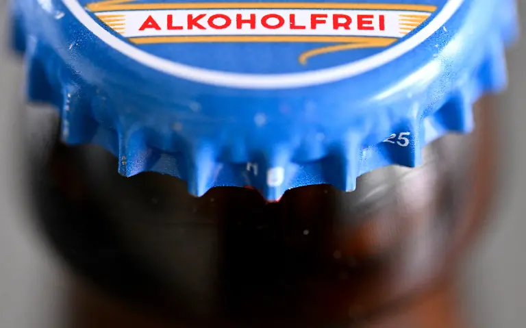 ABD0008-20260402-WIEN-OeSTERREICH-THEMENBILD-Illustration-zum-Thema-Bier-Alkoholfreies-Bier-Brauereien-Eine-Bierkapsel-mit-dem-Aufdruck-Alkoholfrei-aufgenommen-am-31-Maerz-2026