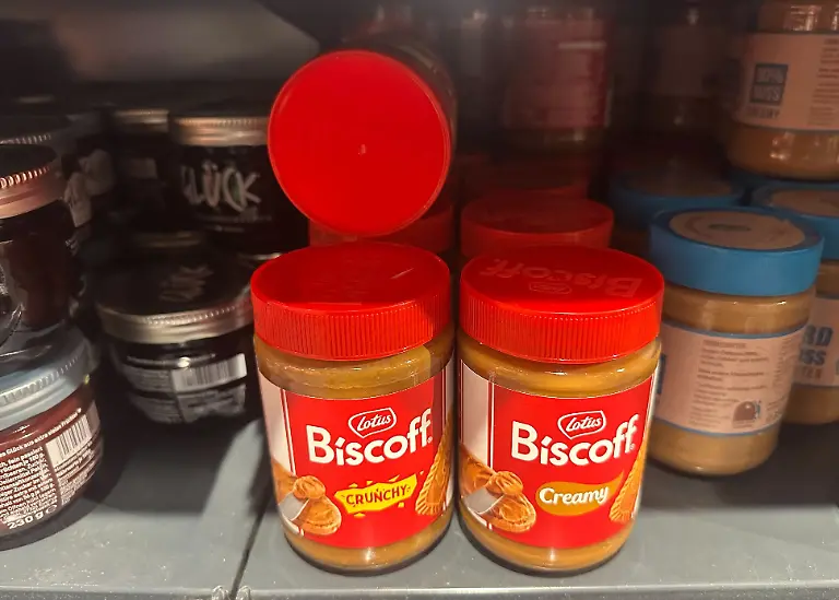 Der-Lotus-Biscoff-Brotaufstrich-Crunchy-und-der-Lotus-Biscoff-Brotaufstrich-Creamy-stehen-in-einem-Regal-Trendprodukt-Karamellkeks