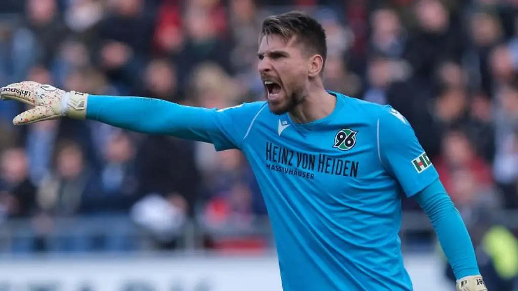 Hannovers-Torwart-Ron-Robert-Zieler-ist-im-Tor-und-weist-seine-Abwehrspieler-ein