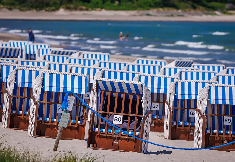 Trotz-Sonnenschein-und-milden-Temperaturen-um-die-18-Grad-sind-die-meisten-Strandkoerbe-an-der-Ostseekueste-leer-Fuer-die-kommenden-Tagen-erwarten-die-Meteorologen-auch-in-Norddeutschland-einen-weiteren-Temperaturanstieg-und-teilweise-hochsommerliches-Wetter