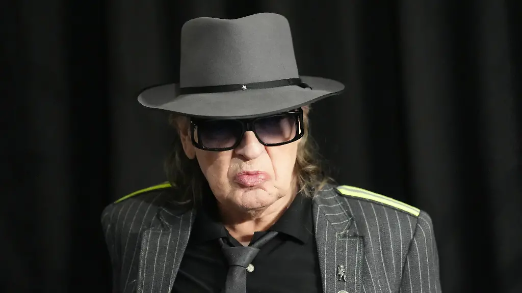 Udo-Lindenberg-steht-waehrend-der-Eroeffnung-der-neuen-Ausstellung-Udoversum-im-Stilwerk-neben-der-Buehne-Die-neue-Udo-Lindenberg-Ausstellung-dreht-um-das-aufregende-Leben-des-Panikrockers-Bis-Oktober-zeigt-Udoversum-im-Stilwerk-am-Fischmarkt-hunderte-Exponate-rund-um-den-Panikrocker