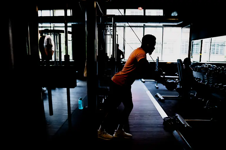 Ein-Mann-trainiert-in-einem-Fitnessstudio-in-Berlin-Wedding