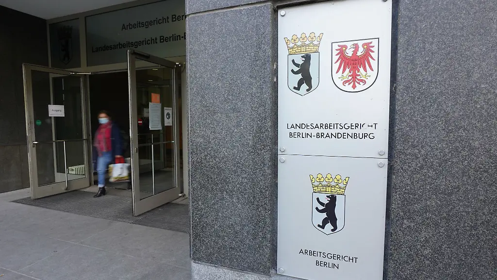 Blick-auf-den-Eingang-des-Arbeitsgerichts-Berlin-am-Magdeburger-Platz