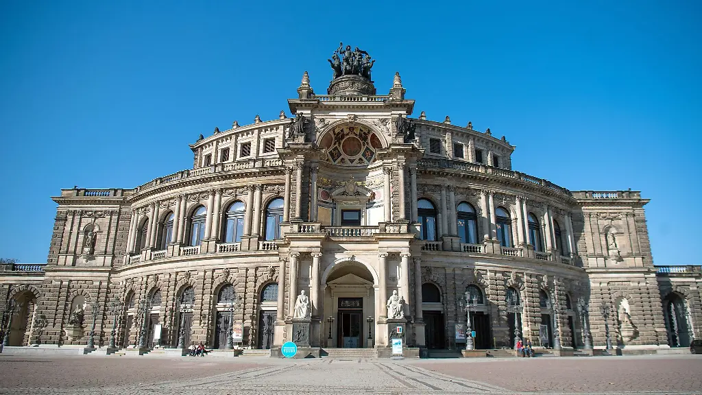 An-der-Semperoper-werden-derzeit-die-Balustraden-auf-der-Elbseite-saniert
