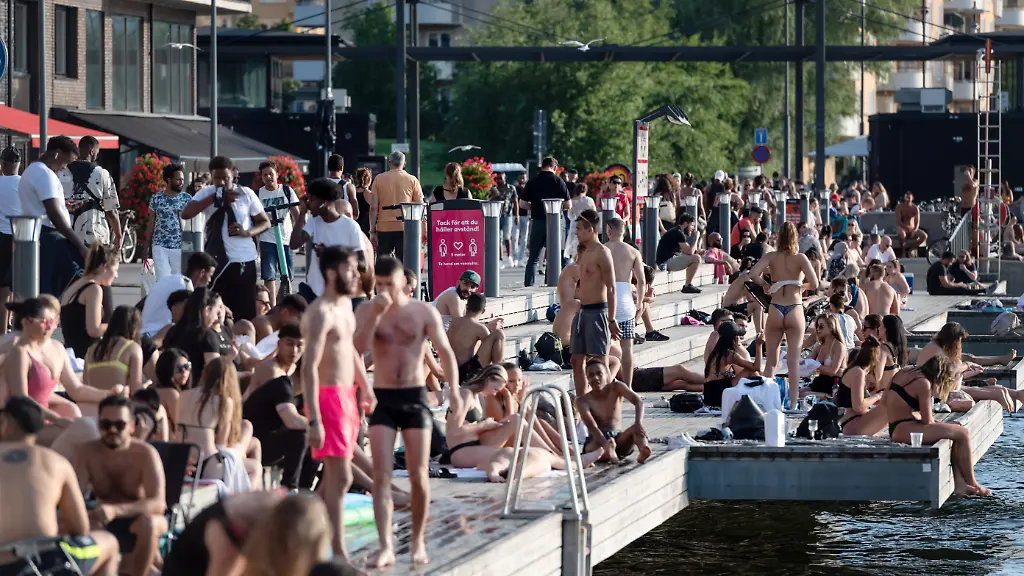 2020-06-24T192912Z-1474176861-RC2VFH97H4MD-RTRMADP-3-SWEDEN-WEATHER