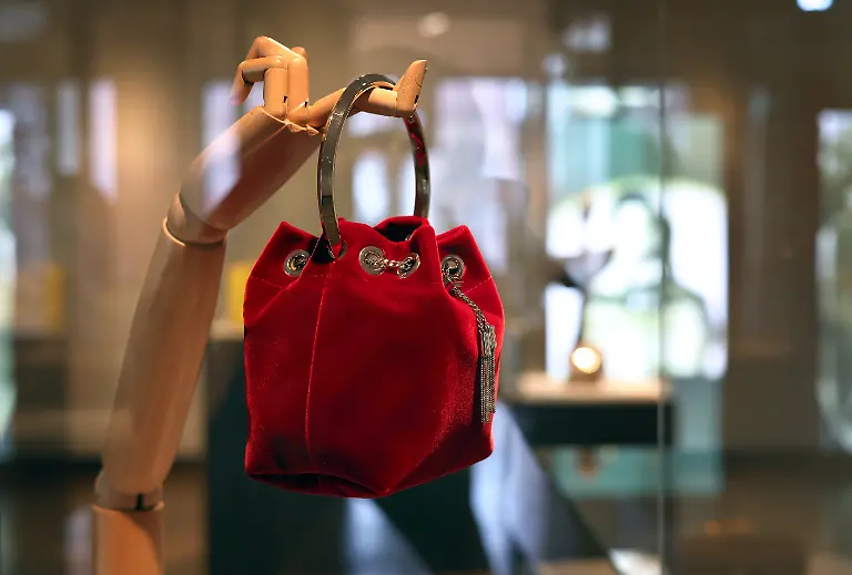 Eine-Abendtasche-mit-dem-Namen-Bon-Bon-aus-dem-Jahr-2025-ist-in-der-Ausstellung-Trag-mich-Handtaschen-aus-100-Jahren-im-Knauf-Museum-ausgestellt