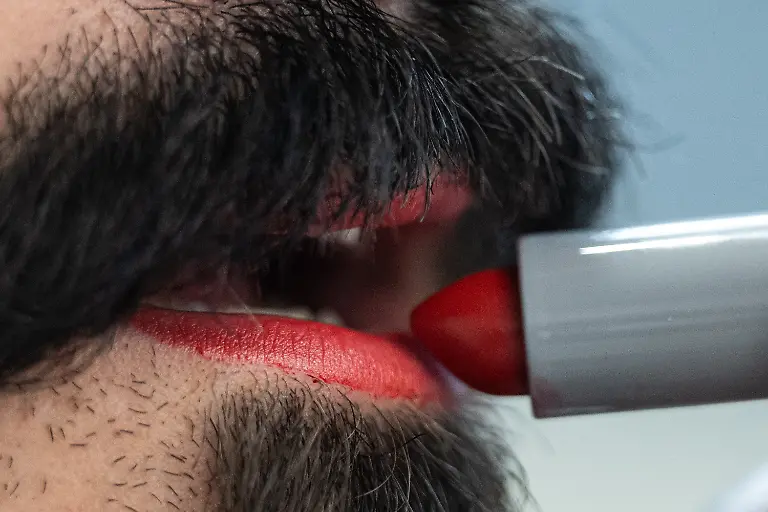 Ein-Mann-benutzt-einen-roten-Lippenstift-Am-29-Juli-ist-der-Tag-des-Lippenstifts