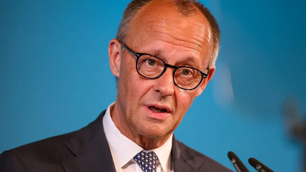 27-05-2026-Politik-Bundeskanzler-Friedrich-Merz-CDU-bei-seiner-Rede-auf-der-Buehne-zu-Gast-als-Festredner-beim-Festakt-in-der-Schuetzenhalle-Huesten-bei-Arnsberg-80-Jahre-Neheim-Huestener-Programm