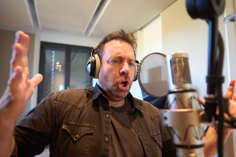 Der-Limburger-Saenger-und-Layla-Produzent-Ikke-Hueftgold-alias-Matthias-Distel-singt-in-seinem-Studio-Im-Suff-ueber-nen-Puff-groelen-Das-beschreibt-vielleicht-besonders-anschaulich-das-Pop-Phaenomen-Layla-An-dem-Lied-fuehrt-im-Sommer-2022-jedenfalls-nichts-vorbei-Das-bringt-ihm-jetzt-auch-den-offiziellen-Titel-Sommerhit-des-Jahres-ein