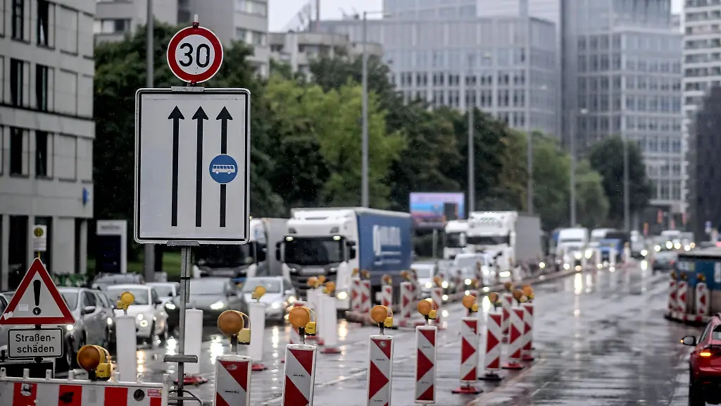 Bei-Baustellen-in-Berlin-ist-oft-nicht-klar-wie-lange-mit-Einschraenkungen-auf-der-Strasse-zu-rechnen-ist