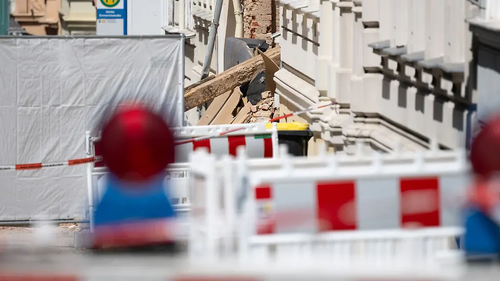 Am-Montagabend-vergangener-Woche-ist-mitten-in-Goerlitz-ein-Mehrfamilienhaus-aus-der-Gruenderzeit-eingestuerzt
