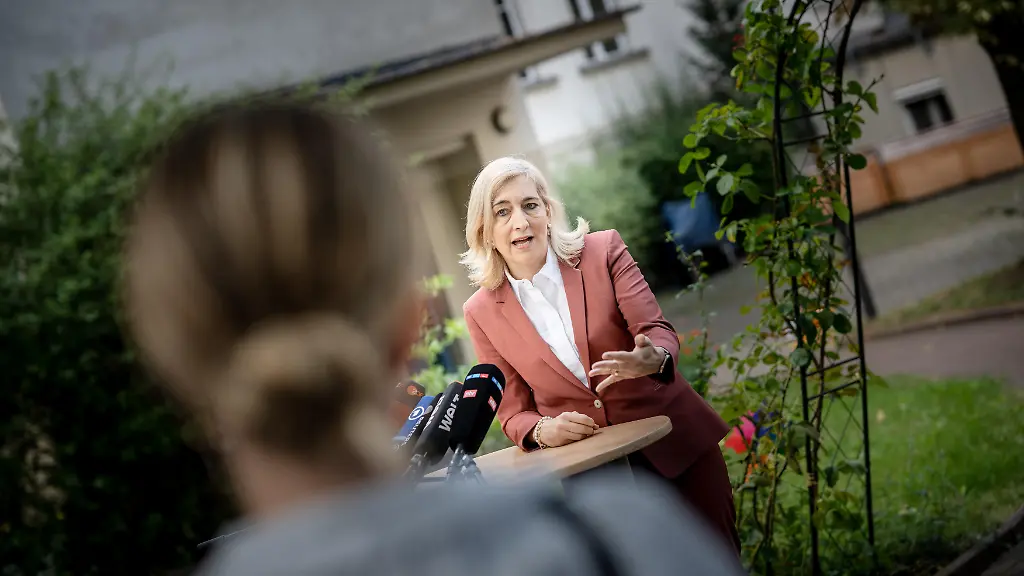 Die-Bundesministerin-Nina-Warken-gibt-im-Innenhof-des-Seniorenzentrums-ein-Pressestatement-ab-und-beantwortet-Fragen-der-anwesenden-Journalisten