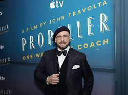 Überraschendes Markenzeichen: John Travolta erklärt seinen neuen Barett-Look