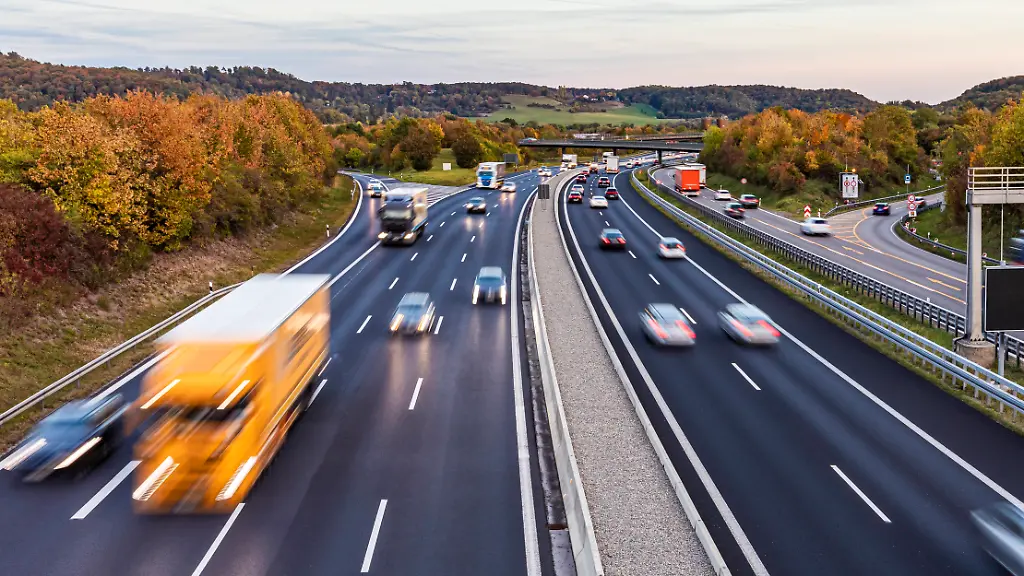 Germany-Baden-Wurttemberg-Leonberg-Traffic-along-Bundesautobahn-8-WDF07498