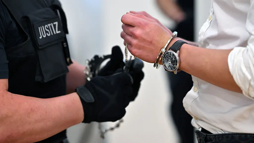 Den-Hauptangeklagten-hat-das-Gericht-zu-einer-mehrjaehrigen-Haftstrafe-verurteilt-weil-er-sich-unter-anderem-der-Brandstiftung-und-Koerperverletzung-schuldig-gemacht-habe