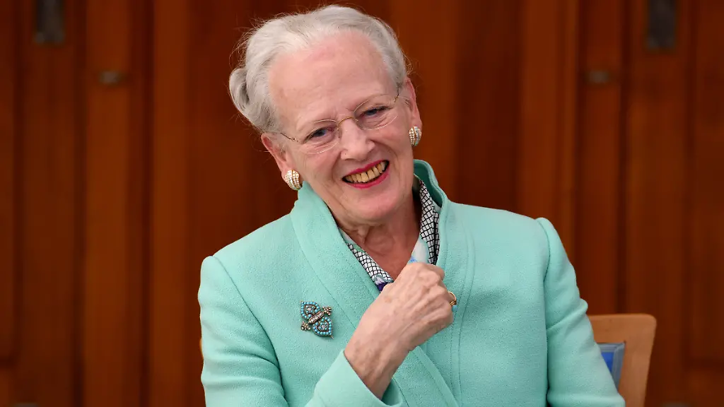 Daenemarks-Koenigin-Margrethe-II-gibt-auf-der-koeniglichen-Yacht-Dannebrog-eine-Pressekonferenz-Sie-wird-noch-bis-Freitag-Schleswig-Holstein-besuchen-Daenemark-wertet-den-Besuch-als-Auftakt-zu-den-100-Jahr-Feierlichkeiten-zur-Grenzziehung-per-Volksabstimmung-im-Jahr-2020