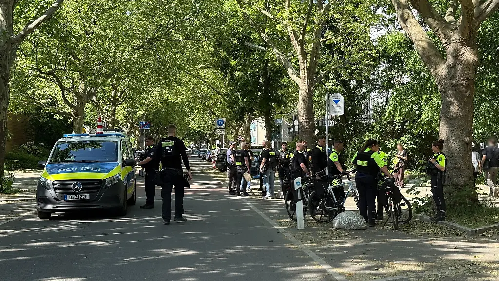 Ein-Streit-zwischen-zwei-Gruppen-an-einer-Schule-soll-auf-einem-Gehweg-eskaliert-sein-Ein-18-Jaehrige-wurde-mit-einer-Stichwaffe-verletzt