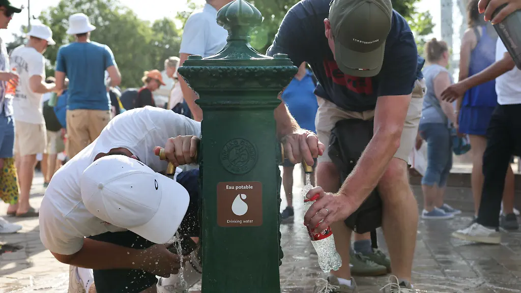 28-05-2026-Frankreich-Paris-Menschen-holen-sich-waehrend-einer-Hitzewelle-Wasser-an-einer-kostenlosen-Trinkwasserstelle-bei-Roland-Garros-Europa-erlebt-derzeit-eine-Hitzewelle-zu-Beginn-der-Saison-die-in-zahlreichen-Laendern-Temperaturrekorde-gebrochen-hat