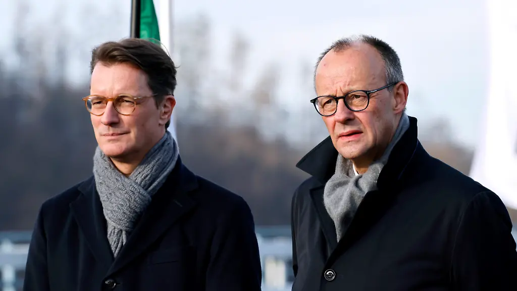 NRW-Ministerpraesident-Hendrik-Wuest-CDU-und-Bundeskanzler-Friedrich-Merz-CDU-bei-der-Eroeffnung-der-Rahmedetalbruecke-auf-der-A45-fuer-den-Verkehr-Die-Bruecke-bildet-ein-Bindeglied-in-der-Sauerlandlinie-und-musste-nach-einer-Sprengung-2023-erneuert-werden-Luedenscheid-22-12