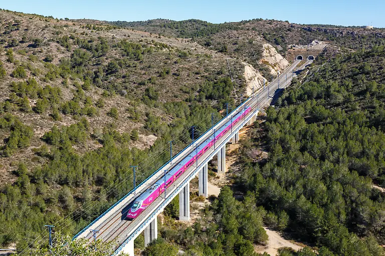 Roda-de-Bera-Spanien-20-Februar-2022-Talgo-350-Hochgeschwindigkeitszug-der-RENFE-AVLO-auf-der-Strecke-Madrid-Barcelona-bei-Roda-de-Bera-Spanien