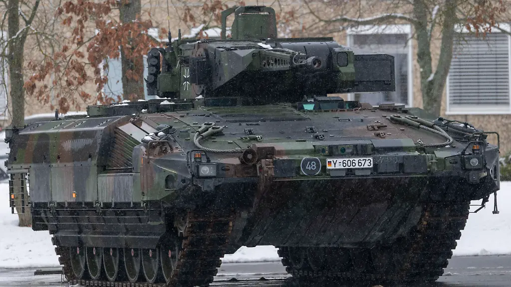 Puma-Schuetzenpanzer-bei-der-Unterstellung-des-Panzergrenadierbataillons-122-und-des-Panzerbataillons-203-unter-die-Panzerbrigade-45-Litauen-am-29-01-2026-in-Veitshoechheim