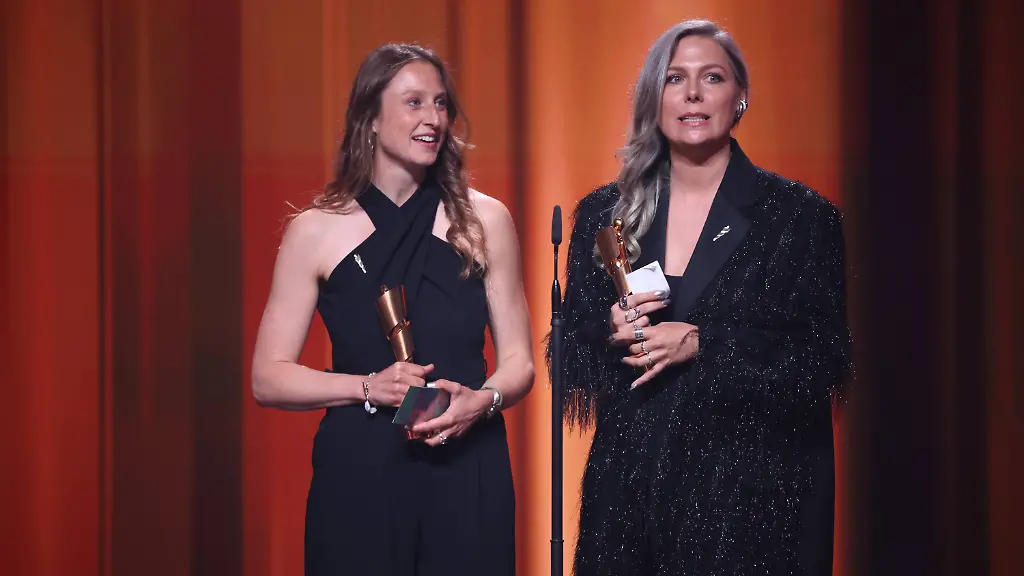 DEUTSCHER-FILMPREIS-2026-SHOW-Doris-Doerrie-Laudator-und-Gewinnerinene-Cosima-Vellenzer-Maike-Kiefer-Set-Dec-A-IN-DIE-SONNE-SCHAUEN-BESTES-SZENENBILD-bei-der-Verleihung-DEUTSCHER-FILMPREIS-2026-in-Berlin-GERMAN-FILM-AWARD-2026-SHOW-Doris-Doerrie-Laudator-and-winners-Cosima-Vellenzer-Maike-Kiefer-Set-Dec-A-IN-DIE-SONNE-SCHAUEN-BEST-SCENE-PICTURE-at-the-GERMAN-FILM-AWARD-2026-ceremony-in-Berlin-Copyright-xEventpressxFuhrx