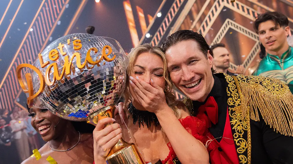 Anna-Carina-Woitschack-Saengerin-und-Evgeny-Vinokurov-Profitaenzer-freuen-sich-im-Finale-der-RTL-Tanzshow-Let-s-Dance-im-Coloneum-ueber-den-Sieg
