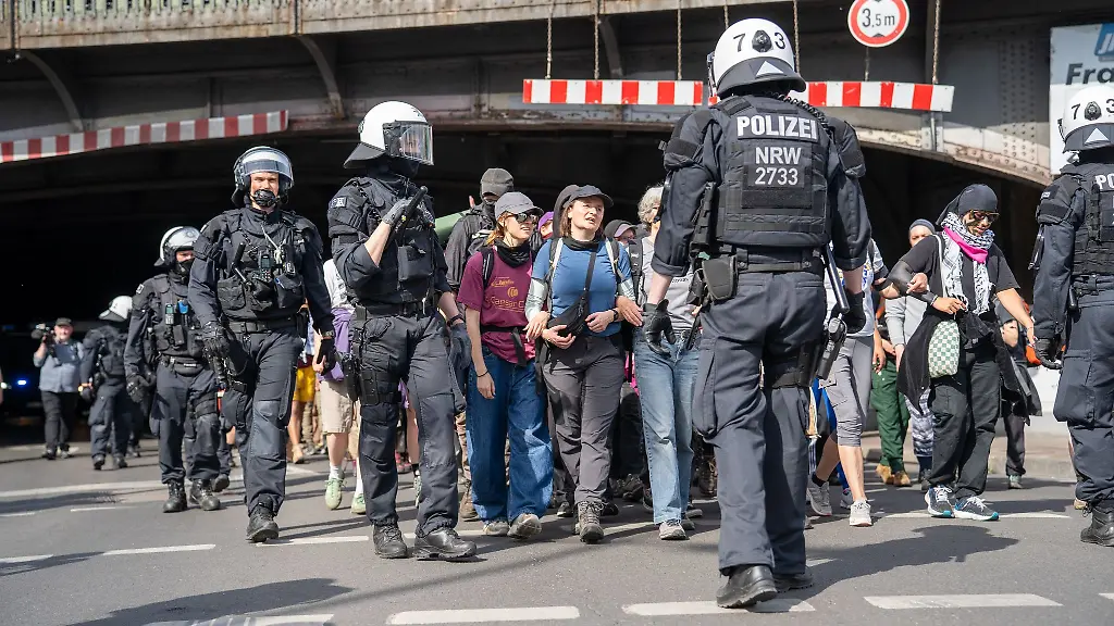 Polizisten-schirmen-Demonstranten-bei-einer-Versammlung-ab