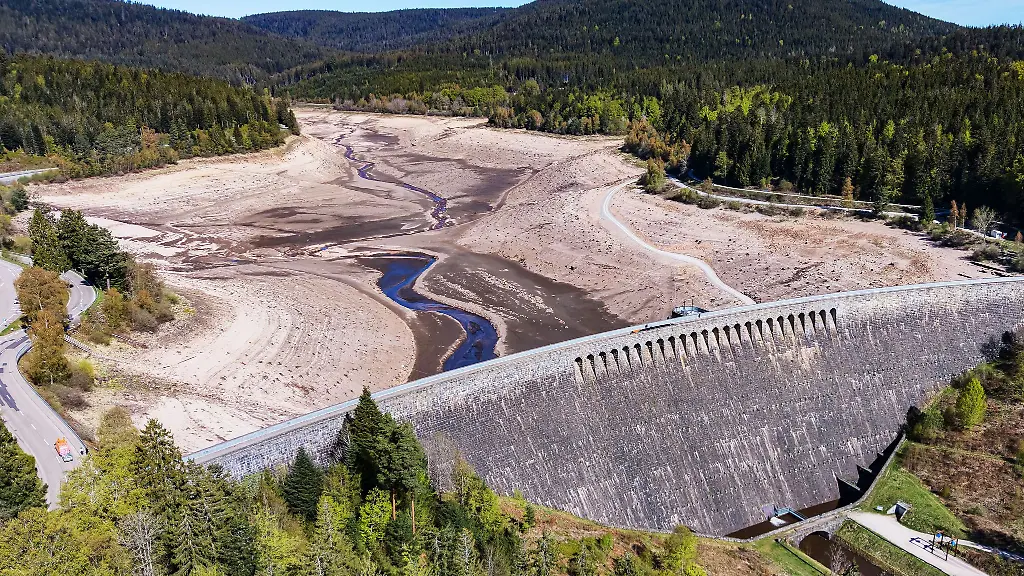 Der-Stausee-an-der-Schwarzenbach-Talsperre-wird-entleert-damit-unter-anderem-an-der-Staumauer-gearbeitet-werden-kann