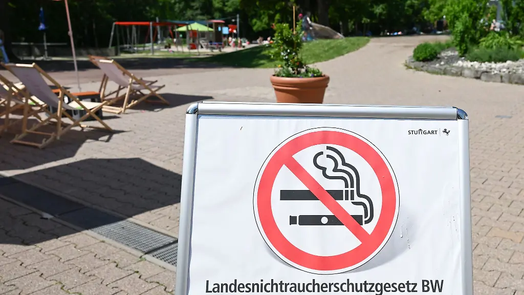 In-diesem-Freibad-wird-auf-einem-grossen-Plakat-auf-das-Nichtraucherschutzgesetz-hingewiesen