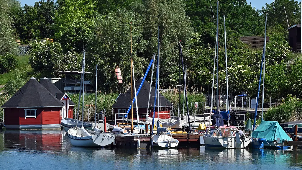 Bootfahren-ist-etwa-auf-dem-Alperstedter-See-bei-Erfurt-moeglich