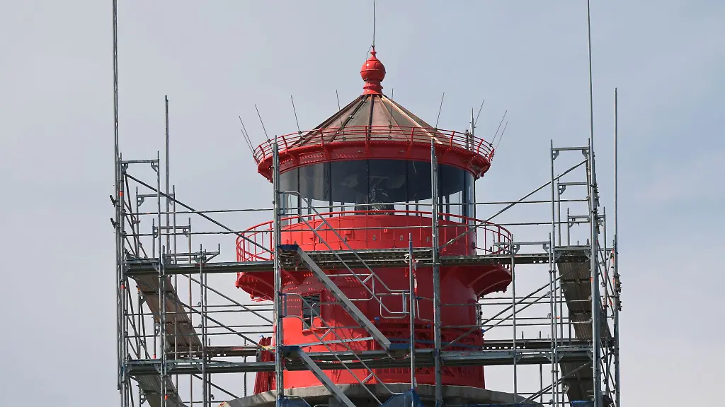 Inzwischen-ist-die-rote-Spitze-des-denkmalgeschuetzten-Turms-wieder-sichtbar