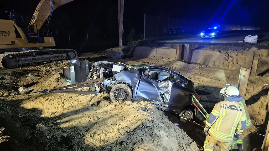 Feuerwehrleute-sichern-den-Wagen-und-befreien-den-Fahrer
