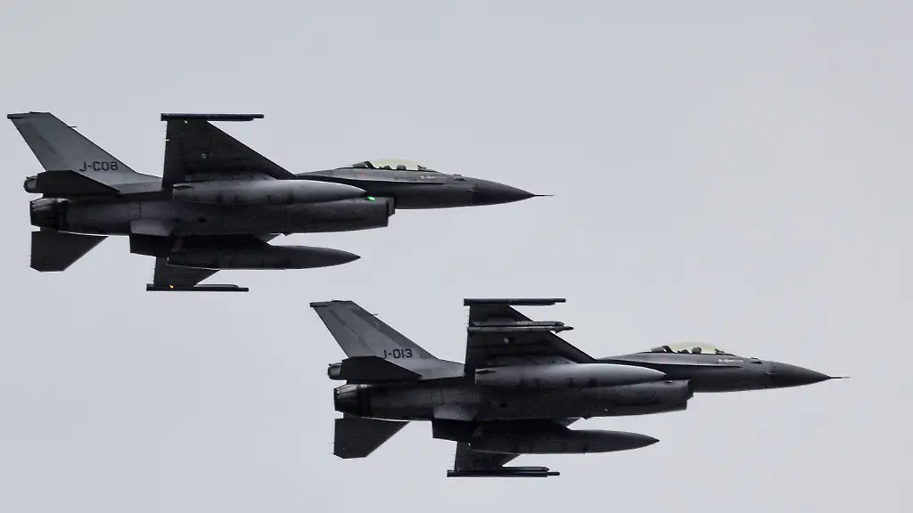 2024-09-27-15-20-50-VOLKEL-Ein-F-16-Kampfjet-trifft-nach-einer-Abschiedstournee-auf-dem-Fliegerhorst-Volkel-ein-Die-Luftwaffe-verabschiedet-sich-nach-45-Jahren-von-dem-Kampfflugzeug