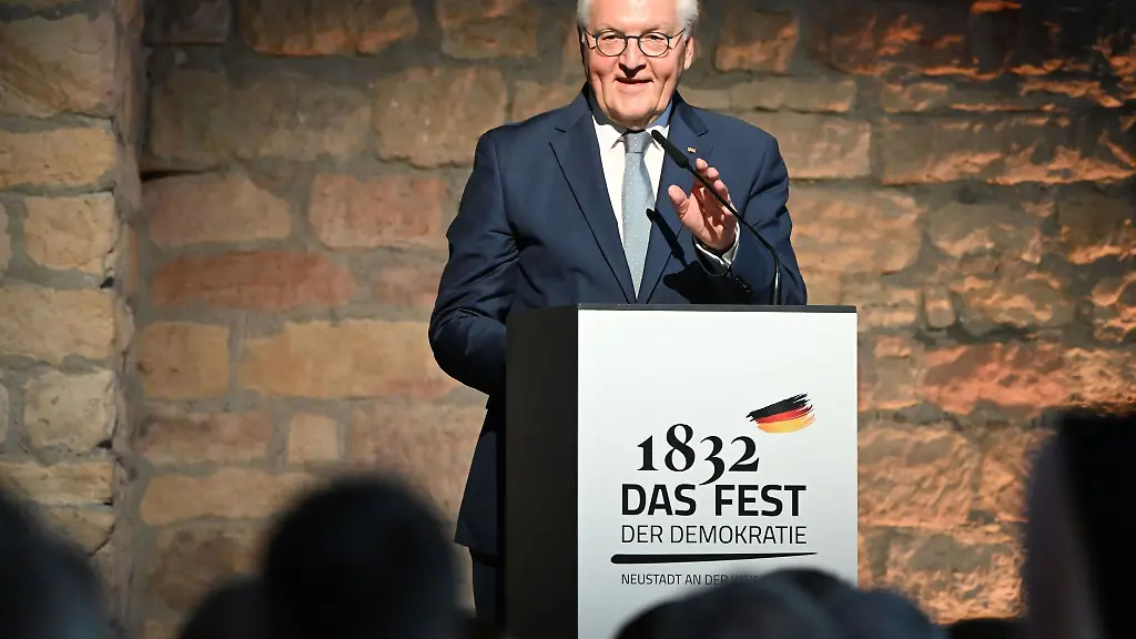 In-Neustadt-hat-Steinmeier-im-Hambacher-Schloss-am-29-Mai-den-Freiheitspreis-verliehen