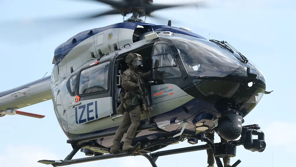 Polizisten-vom-Spezialeinsatzkommando-werden-mit-einem-Hubschrauber-zum-Tag-der-Polizei-in-Leipzig-geflogen