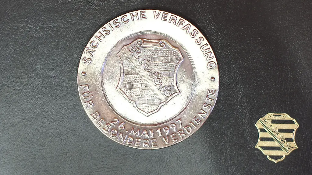 1997-gestiftet-wurden-bisher-mehr-als-200-engagierte-Buergerinnen-und-Buerger-in-Sachsen-mit-der-Verfassungsmedaille-aus-Silber-geehrt