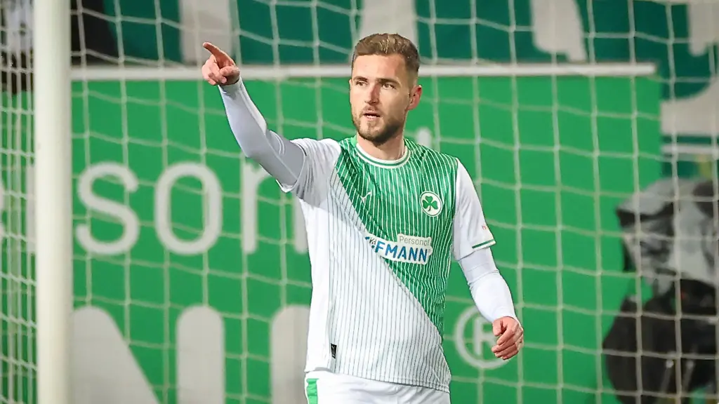 Bleibt-in-Fuerth-Dennis-Srbeny