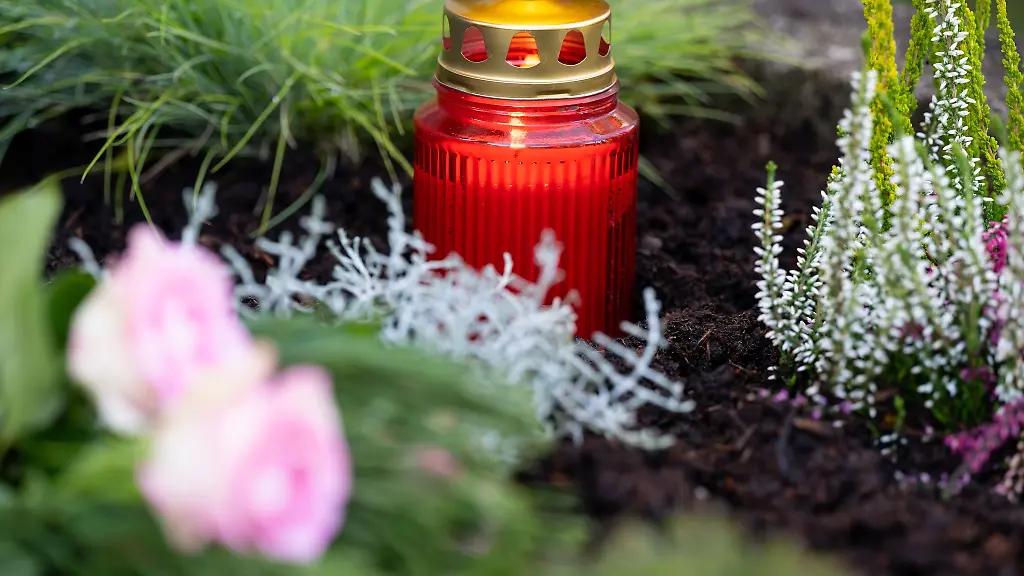 Unbekannte-haben-Grabschmuck-mutwillig-zerstoert