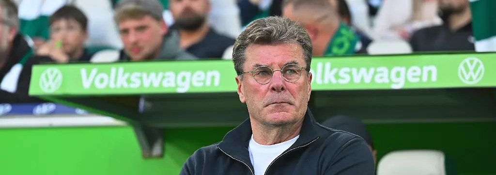 Fussball-Maenner-Bundesliga-Relegation-VfL-Wolfsburg-SC-Paderborn-07-Relegation-Hinspiele-Volkswagen-Arena-Trainer-Dieter-Hecking-VfL-Wolfsburg-steht-mit-verschraenkten-Armen-am-Spielfeldrand-zu-dpa-Hecking-cool-Wollten-dieses-Finale