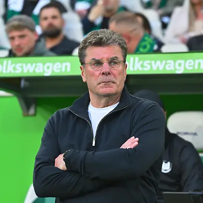 Fussball-Maenner-Bundesliga-Relegation-VfL-Wolfsburg-SC-Paderborn-07-Relegation-Hinspiele-Volkswagen-Arena-Trainer-Dieter-Hecking-VfL-Wolfsburg-steht-mit-verschraenkten-Armen-am-Spielfeldrand-zu-dpa-Hecking-cool-Wollten-dieses-Finale