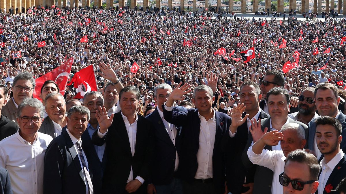 Tausende Özel-Anhänger in Ankara: Abgesetzter Oppositionschef macht Erdogan schwere Vorwürfe